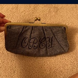 Obey clutch